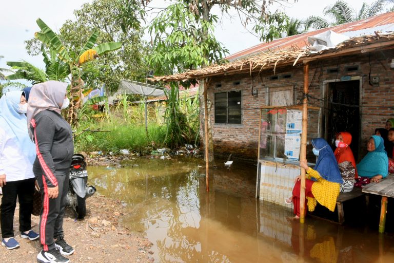 Ketua PKK Serahkan Bantuan Banjir Tanjung Balai dan Asahan 5