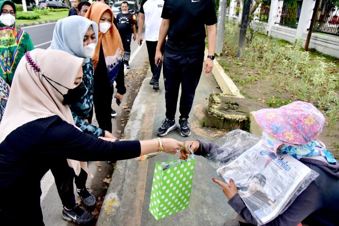 
					Senyum Penyapu Jalan dapat Bingkisan dari Gubernur Edy