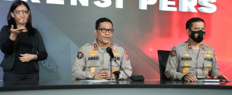 Kadiv Humas Polri Irjen Argo Yuwono (Tengah). (Sumber: humas.polri.go.id)