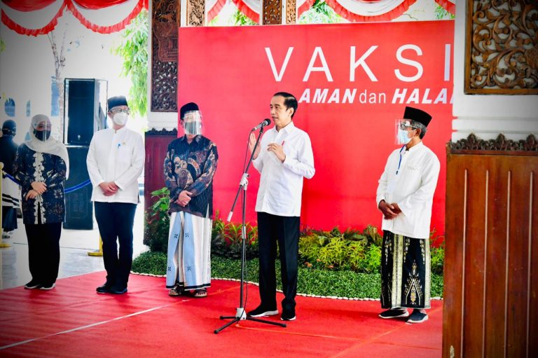 JOKOWI-TINJAU-VAKSINASI-DI-SIDOARJO-3