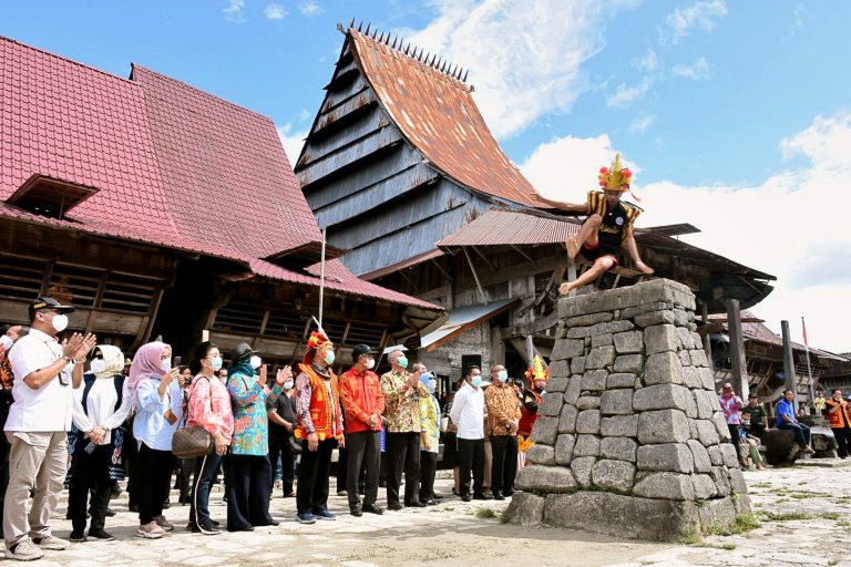 Sekda dampingi kunjungan Menko PMK di Nias Selatan 6