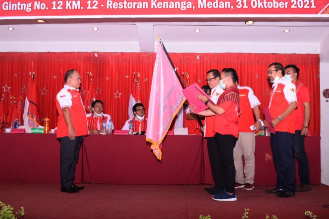 
					Prof Efendi Barus, MA, Ph.D mewakili dewan pendiri PBSD menyerahkan pataka kepada Ketua Umum PBSD terpilih, Merland H Barus.