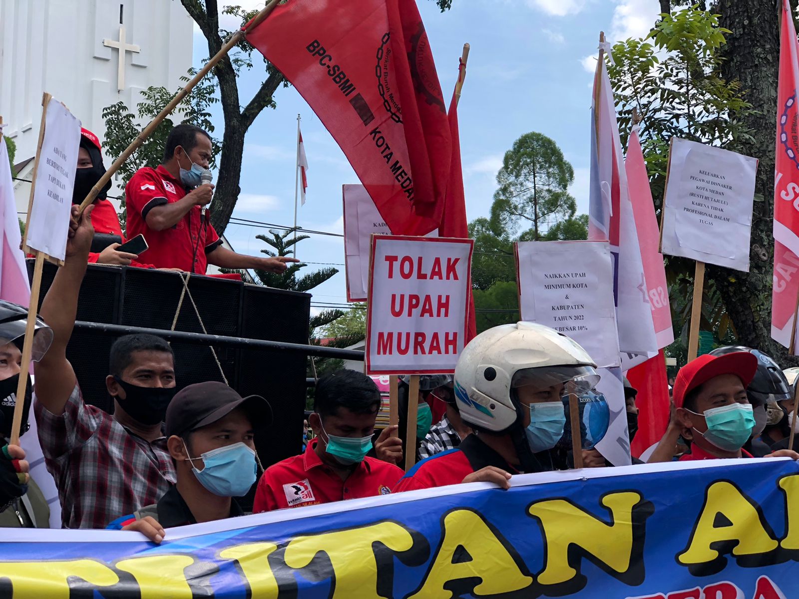 Tuntut Kenaikan Upah di 2022, Buruh Unjukrasa ke Kantor Gubernur Sumut dan Wali Kota Medan