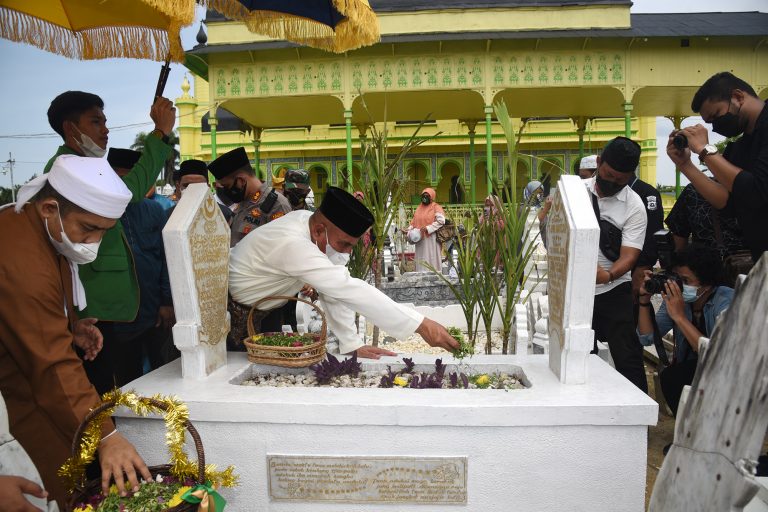 Gubernur Sumut Ziarah Ke Makam Tengku Amir Hamzah-3