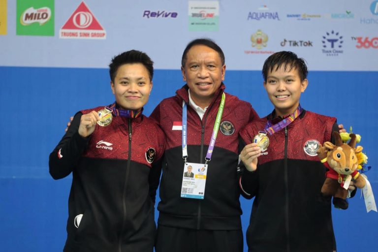 4918Menpora-Amali-Senang-Pasangan-Baru-Ganda-Putri-Apriyani-Fadia-Ukir-Emas-di-SEA-Games-2021-Vietnam-1