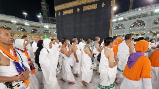 
					Jemaah SOC 1 tunaikan umrah wajib. (Sumber foto: MCH 2022/Kemenag.go.id)