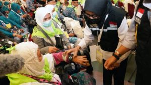Calon_Haji_risiko_tinggi_diberi_Wristband