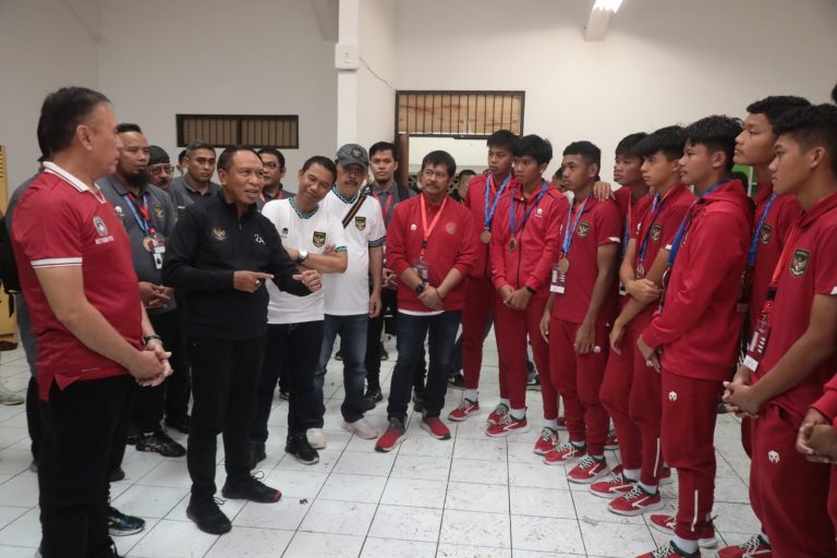 6645Timnas-U-16-Juara-Piala-AFF-U-16-Tahun-2022--Menpora-Amali-Sampaikan-Salam-Hangat-Presiden-Jokowi-pada-Skuat-Garuda-Muda