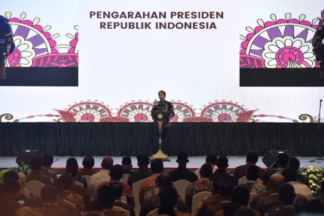 
					Presiden Jokowi dalam pengarahan kepada seluruh menteri, kepala lembaga, kepala daerah, pimpinan BUMN, pangdam, kapolda, dan kajati, di Jakarta Convention Center (JCC), Kamis (29/09/2022). (Sumber: setkab.go.id)