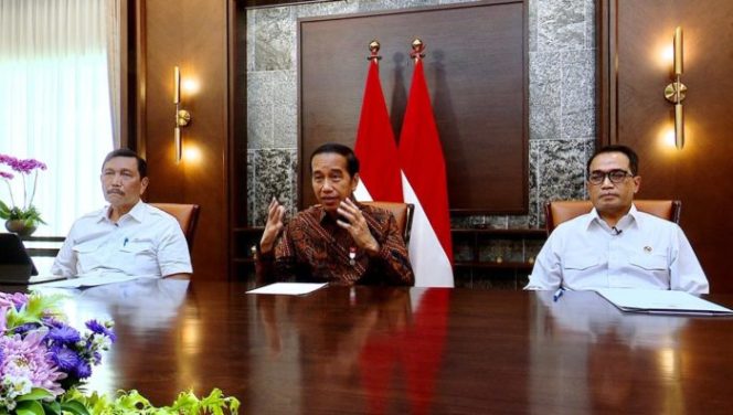 
					Presiden Jokowi didampingi Menteri Koordinator Bidang Kemaritiman dan Investasi Luhut Binsar Pandjaitan dan Menteri Perhubungan Budi Karya Sumadi. (Sumber: setkab.go.id)