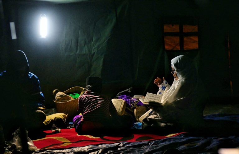 Baca quran di tenda