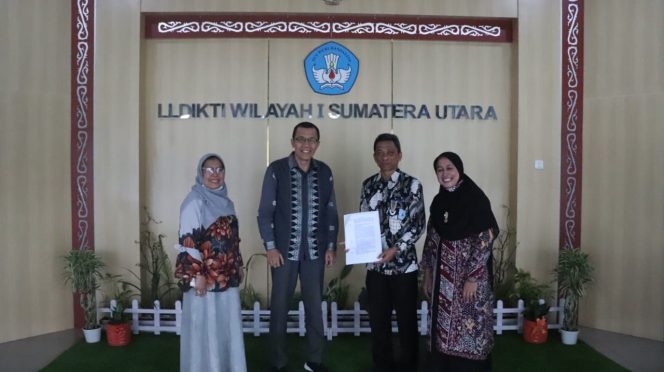 
					Rektor UISU Dr. H. Yanhar Jamaluddin, MAP didampingi Dekan FKIP Prof. Hj. Hasrita Lubis menerima salinan Keputusan Menteri Pendidikan, Kebudayaan, Riset dan Teknologi Nomor: 839/E/0/2022 tentang izin pembukaan Program Studi PPG Program Profesi UISU yang diserahkan Plt Kepala LLDikti Wilayah I Prof Dr Ibnu Hajar MS, Rabu (23/11/2022).