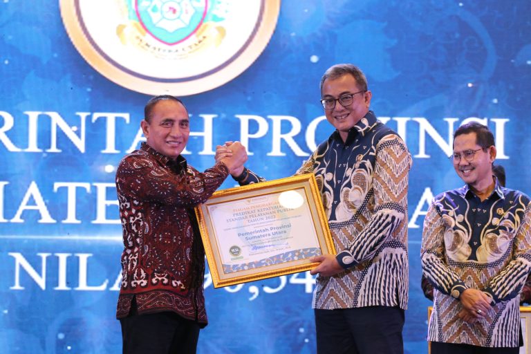 FOTO ANUGERAH OMBUDSMAN