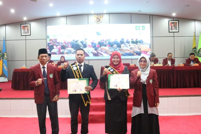 
					Rektor UISU Dr. H. Yanhar Jamaluddin, MAP bersama Wakil Rektor UISU Bidang Akademik dan Dakwah Islamiyah Dr.Liesna Andriany,M.Pd sekaligus Koordinator PPG foto bersama Zulham S.Pd.Gr dan Mailan Fahria S.Pd.Gr mewakili lulusan PPG usai yudisium di Auditorium UISU, Selasa (14/2/2023).