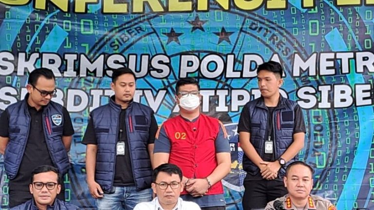 Subdit Siber Ditreskrimsus Polda Metro Jaya bersama Polres Metro Jakarta Selatan mengungkap kasus penipuan dengan cara menempelkan QRIS palsu di sejumlah tempat. (Sumber: tribratanews.polri.go.id)