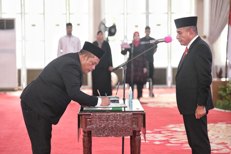 Foto Gubsu Kukuhkan Kepala BKKBN Sumut - 5