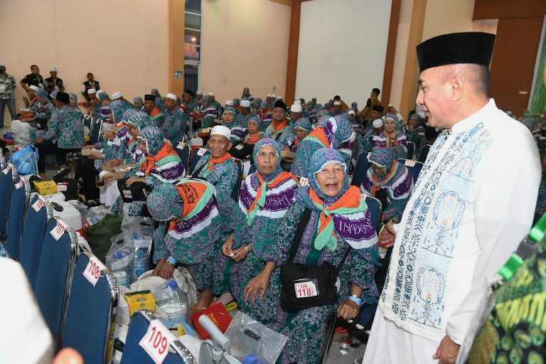 Foto Gubsu Sambut Kedatangan Jamaah Haji Kloter 1 Debarkasi Medan - 8 (1)