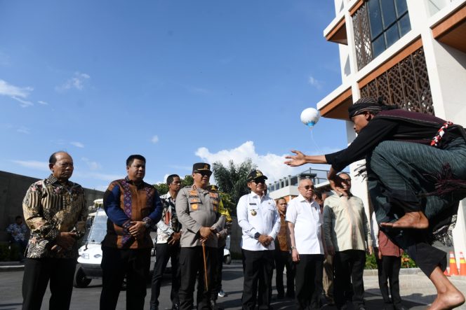 
					Pj Gubernur Sumatera Utara (Sumut) Hassanudin bersama Kapolda Sumut Irjend Pol Agung Setya Imam Effendi serta Bupati Samosir Vandiko Gultom menghadiri acara Grand Opening Marianna Resort di Tuktuk Samosir, Jumat (23/2/2024). (Sumber: Diskominfo Sumut) 