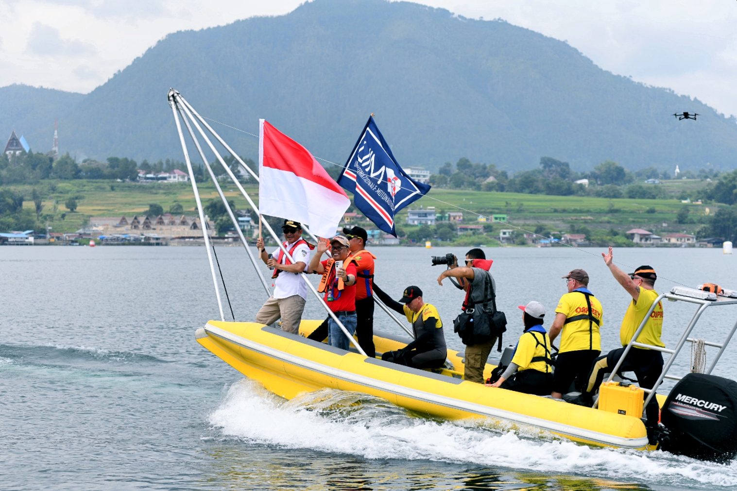 Disambut Riuh Ribuan Penonton, Pj Gubernur Sumut Pimpin Lap Parade F1 Powerboat dan Kibarkan Bendera Merah Putih