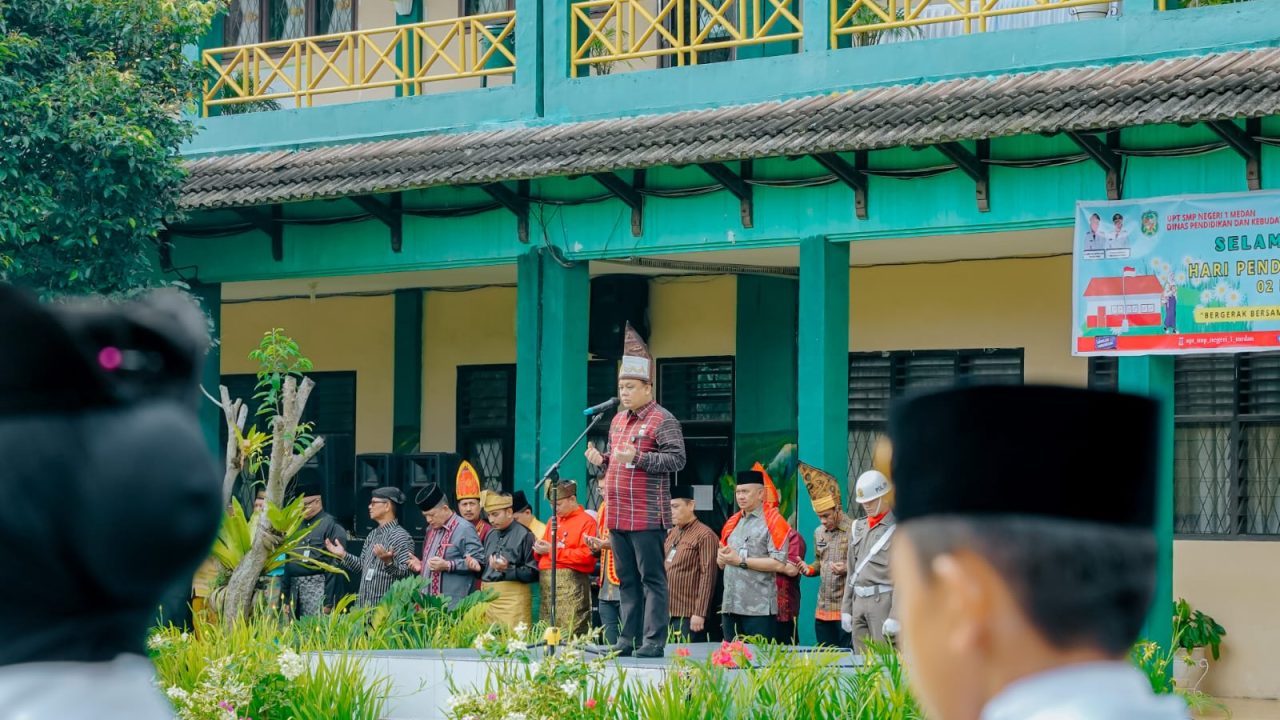 Plh Sekda Medan Pimpin Upacara Hardiknas 2024 di SMP Negeri 1 Medan