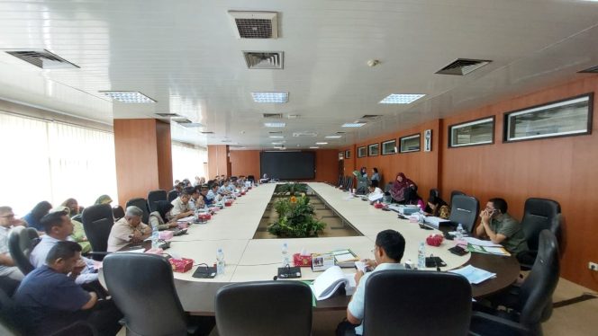 
					Rapat Banggar dalam pembahasan laporan pertanggungjawaban Walikota Medan terkait pelaksanaan APBD Tahun Anggaran 2023 di ruang banggar gedung dewan yang dipimpin Wakil Ketua DPRD Medan T Bahrumsyah SH, Selasa (11/6/2024). (Ist) 