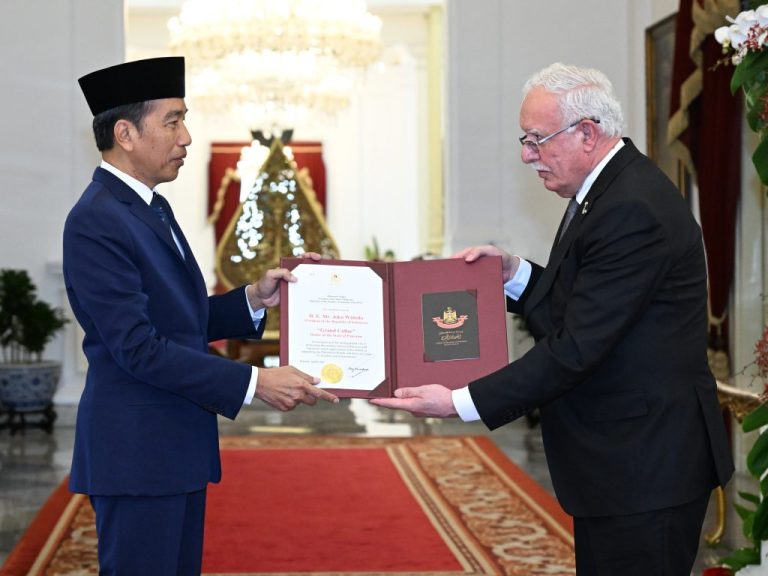 Presiden-Jokowi-Dianugerahi-Grand-Collar-Order-of-the-State-of-Palestine-oleh-Presiden-Mahmoud-Abbas-1024x768