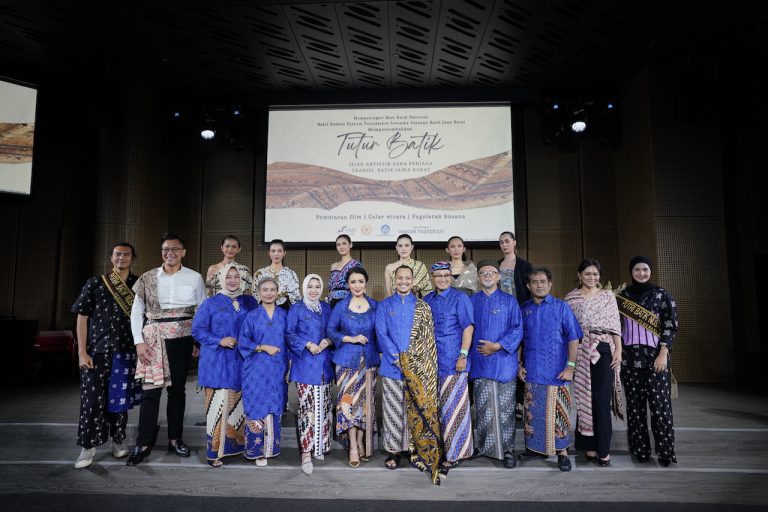 Seluruh pengisi acara Tutur Batik - Jejak Artistik Para Penjaga Tradisi Batik Jawa Barat