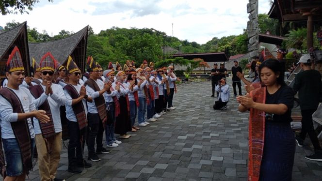 
					Para jurnalis dan LPS I Medan menari bersama masyarakat sekitar di Huta Siallagan. 