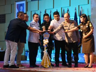 Pj Gubernur Sumatera Utara (Sumut) Agus Fatoni menyerahkan Daftar Isian Pelaksanaan Anggaran (DIPA) dan Buku Alokasi Transfer ke Daerah (TKD) Tahun Anggaran 2025 kepada Kementerian/Lembaga dan Kabupaten/Kota se-Sumut secara digital  di Aula Tengku Rizal Nurdin, Medan, Sumatera Utara, Rabu (11/12/2024). (Dok. Diskominfo Sumut)