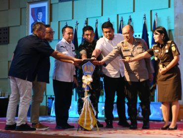 Pj Gubernur Sumatera Utara (Sumut) Agus Fatoni menyerahkan Daftar Isian Pelaksanaan Anggaran (DIPA) dan Buku Alokasi Transfer ke Daerah (TKD) Tahun Anggaran 2025 kepada Kementerian/Lembaga dan Kabupaten/Kota se-Sumut secara digital  di Aula Tengku Rizal Nurdin, Medan, Sumatera Utara, Rabu (11/12/2024). (Dok. Diskominfo Sumut)