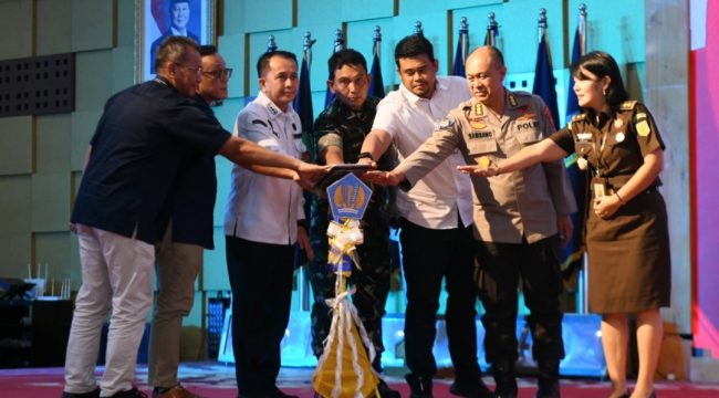 Pj Gubernur Sumatera Utara (Sumut) Agus Fatoni menyerahkan Daftar Isian Pelaksanaan Anggaran (DIPA) dan Buku Alokasi Transfer ke Daerah (TKD) Tahun Anggaran 2025 kepada Kementerian/Lembaga dan Kabupaten/Kota se-Sumut secara digital  di Aula Tengku Rizal Nurdin, Medan, Sumatera Utara, Rabu (11/12/2024). (Dok. Diskominfo Sumut)