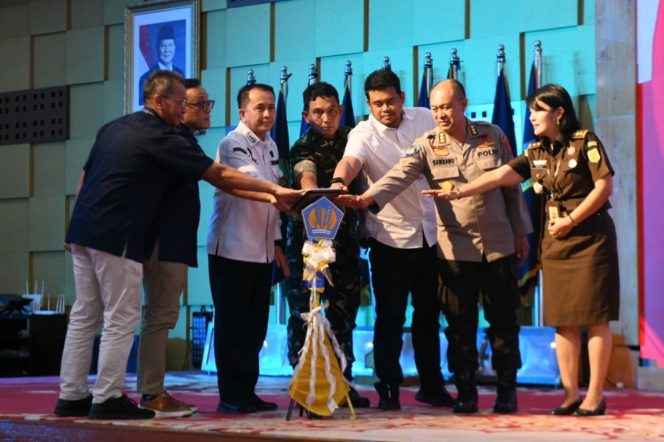 
					Pj Gubernur Sumatera Utara (Sumut) Agus Fatoni menyerahkan Daftar Isian Pelaksanaan Anggaran (DIPA) dan Buku Alokasi Transfer ke Daerah (TKD) Tahun Anggaran 2025 kepada Kementerian/Lembaga dan Kabupaten/Kota se-Sumut secara digital  di Aula Tengku Rizal Nurdin, Medan, Sumatera Utara, Rabu (11/12/2024). (Dok. Diskominfo Sumut)