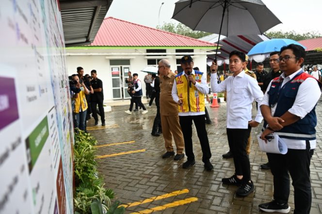 
					Wakil Presiden (Wapres) RI Gibran Rakabuming didampingi oleh Pj. Sekretaris Daerah Provinsi Sumatera Utara (Sumut) Effendy Pohan meninjau Gerbang Tol Tanjung Pura, Kab. Langkat, Sumut, Selasa (24/12). (Dok. Diskominfo Provsu).