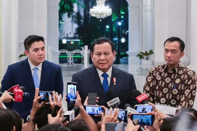 
					Presiden Prabowo Subianto memberikan tanggapan terkait pengunduran diri Miftah Maulana Habiburrahman atau Gus Miftah dari jabatan Utusan Khusus Presiden Bidang Kerukunan Beragama dan Pembinaan Sarana Keagamaan di Istana Merdeka, Jakarta, Jumat (06/12/2024). (Sumber: setkab.go.id)