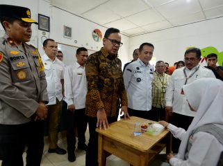 Penjabat (Pj) Gubernur Sumatera Utara (Sumut) Agus Fatoni bersama Wakil Menteri Dalam Negeri (Wamendagri) Bima Arya Sugiarto meluncurkan Gerakan Serentak Makan Sehat Bergizi dan Deklarasi Sekolah Ramah Anak se-Sumut di Halaman SMA Dharma Pancasila, Medan, Sumut, Rabu (11/12/2024). (Dok. Diskominfo Sumut)