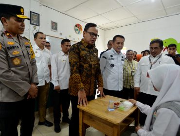 Penjabat (Pj) Gubernur Sumatera Utara (Sumut) Agus Fatoni bersama Wakil Menteri Dalam Negeri (Wamendagri) Bima Arya Sugiarto meluncurkan Gerakan Serentak Makan Sehat Bergizi dan Deklarasi Sekolah Ramah Anak se-Sumut di Halaman SMA Dharma Pancasila, Medan, Sumut, Rabu (11/12/2024). (Dok. Diskominfo Sumut)