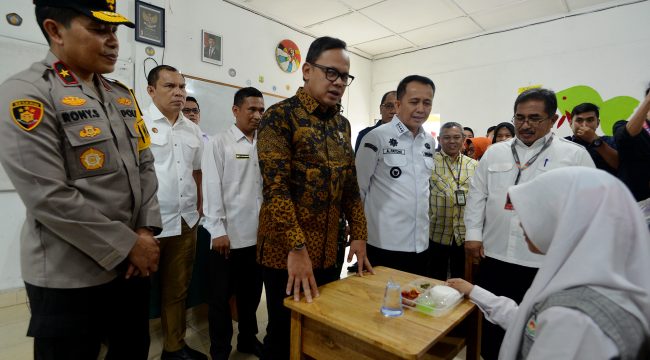 Penjabat (Pj) Gubernur Sumatera Utara (Sumut) Agus Fatoni bersama Wakil Menteri Dalam Negeri (Wamendagri) Bima Arya Sugiarto meluncurkan Gerakan Serentak Makan Sehat Bergizi dan Deklarasi Sekolah Ramah Anak se-Sumut di Halaman SMA Dharma Pancasila, Medan, Sumut, Rabu (11/12/2024). (Dok. Diskominfo Sumut)