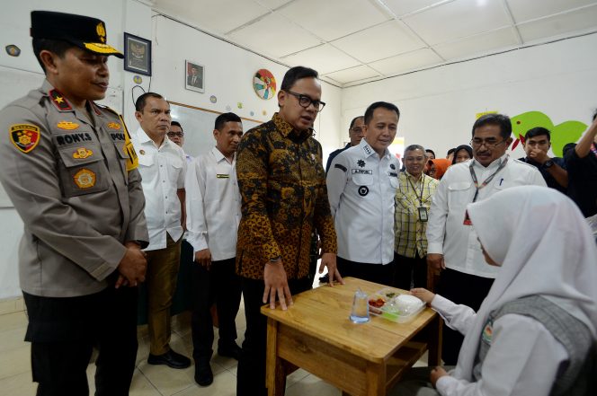 
					Penjabat (Pj) Gubernur Sumatera Utara (Sumut) Agus Fatoni bersama Wakil Menteri Dalam Negeri (Wamendagri) Bima Arya Sugiarto meluncurkan Gerakan Serentak Makan Sehat Bergizi dan Deklarasi Sekolah Ramah Anak se-Sumut di Halaman SMA Dharma Pancasila, Medan, Sumut, Rabu (11/12/2024). (Dok. Diskominfo Sumut)