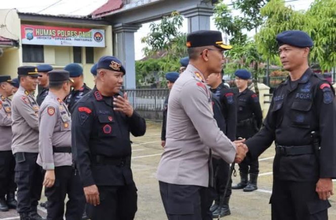 
					Kapolres Dairi Lepas Personel Brimob Kembali ke Polda Sumut