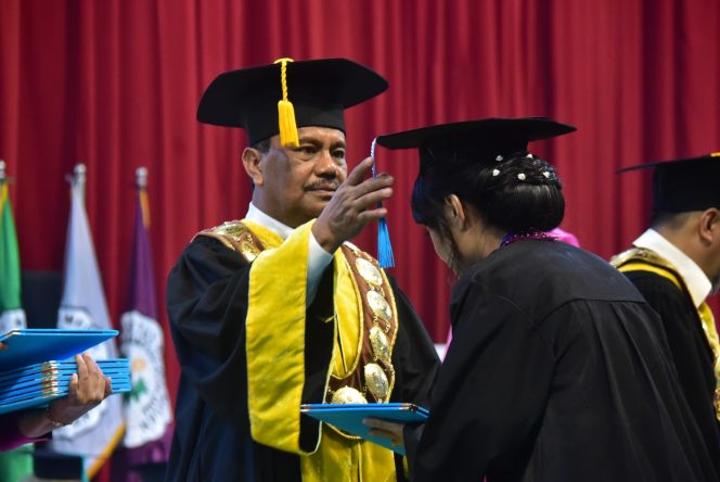 
					Unimed Wisuda 1.975 Lulusan, Rektor: Pengelolaan Kami Selaras dengan Kebijakan Baru Kemendiktisaintek