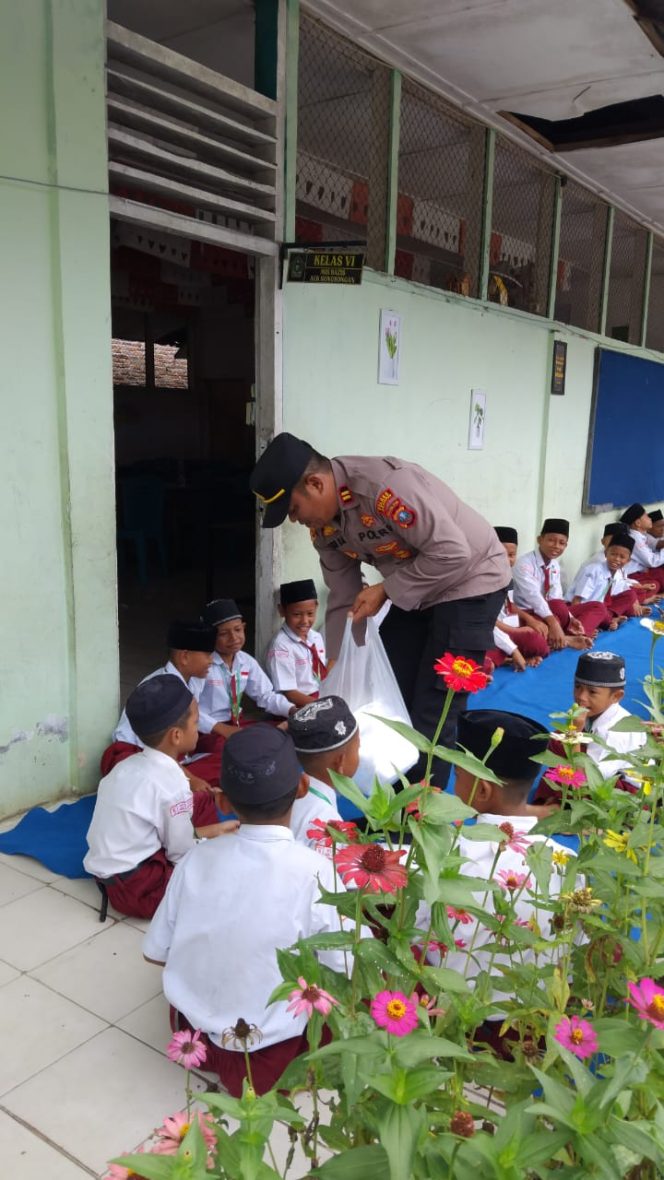 
					Polsek Bandar Pulau Gelar Program Pemberian Makan Gratis untuk Siswa SD di Aek Songsongan