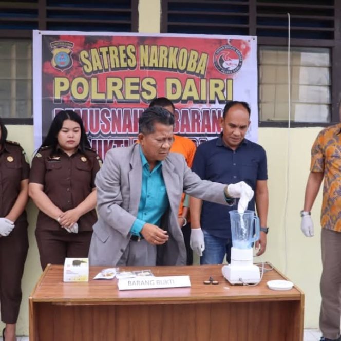 
					Sat Narkoba Polres Dairi Musnahkan Barang Bukti Narkoba Sebanyak 143,86 Gram