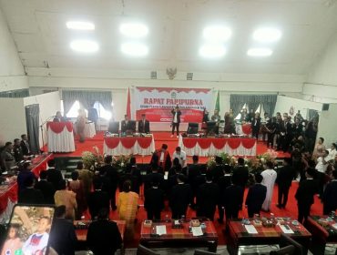 Anggota DPRD Kabupaten Toba periode 2024-2029 saat dikukuhkan dalam Rapat Paripurna DPRD Toba.