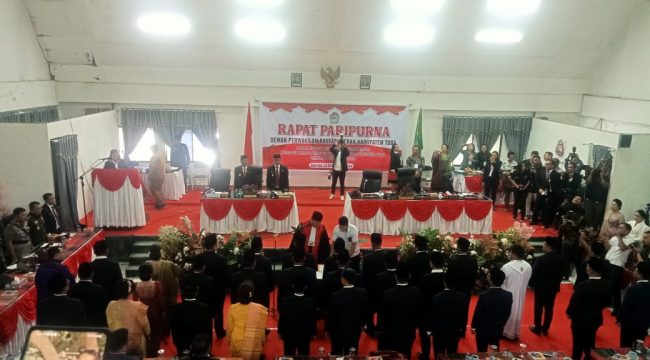 Anggota DPRD Kabupaten Toba periode 2024-2029 saat dikukuhkan dalam Rapat Paripurna DPRD Toba.