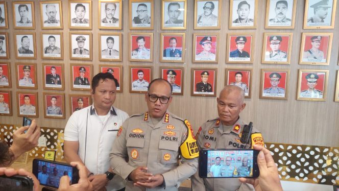 
					Kapolrestabes Medan Kombes Pol Gidion Arif Setyawan didampingi Kasi Propam Kompol Tomi dan Kasat Reskrim Kompol Jama Kita Purba memberikan keterangan pers kepada wartawan di ruang Lobby Mapolrestabes Medan, Jumat (27/12/2024) sore. (Ist)