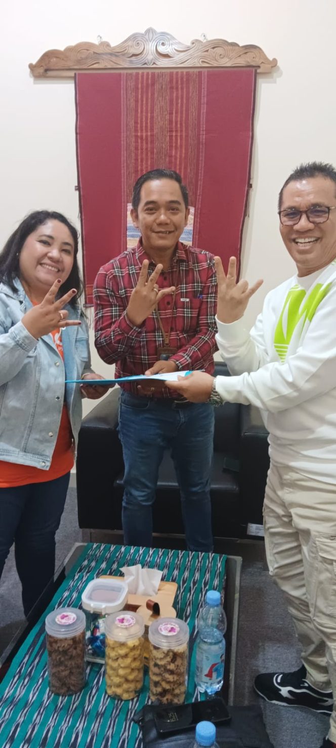 
					Talenta Lya Nuarita Butarbutar, Branch Manager BNI Balige, bersama David Willy Ginting menyerahkan secara simbolis dana milik Pendeta Thamrin Simanjuntak.