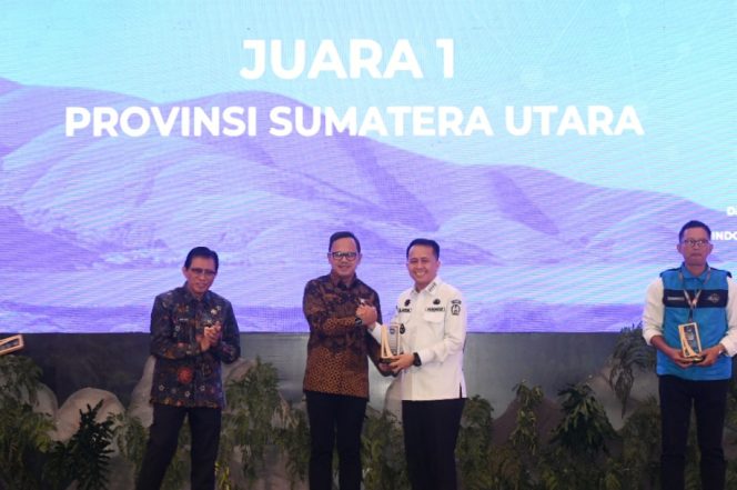 
					Pj Gubernur Sumut Agus Fatoni menghadiri Pembukaan RAKORNAS Pembangunan Daerah se-Indonesia Tahun 2024 yang dibuka secara langsung oleh Wakil Menteri Dalam Negeri RI, Bima Arya di Ballroom Hotel Santika Premiere Dyandra, Jalan Kapten Maulana Lubis, Medan, Rabu (11/12/2024). (Dok. Diskominfo Sumut)