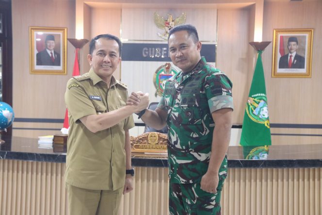 
					Penjabat (Pj) Gubernur Sumatera Utara (Sumut) Agus Fatoni menerima kunjungan silaturahmi Panglima Komando Daerah Militer (Kodam) I Bukit Barisan (I /BB) yang baru Mayor Jenderal Rio Firdianto beserta pejabat jajaran Kodam I BB di ruang kerja Gubernur Sumut Jalan Diponegoro Nomor 30 Medan, Senin (9 /12/ 2024). (Dok. Diskominfo Sumut)