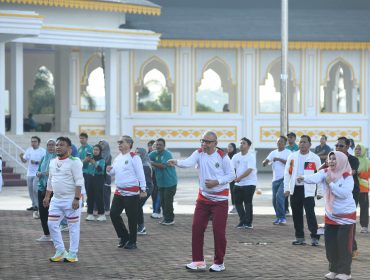 Pj Sekretaris Daerah Provinsi Sumatera Utara (Sumut) Muhammad Armand Effendy Pohan bersama Asisten Administrasi Umum Pemprov Sumut Lies Handayani Siregar beserta sejumlah OPD Pemprov Sumut mengikuti acara Senam Sehat bersama Aparatur Sipil Negara (ASN) Pemprov Sumut dalam rangka Peringatan Hari Bela Negara Tahun 2024 di lapangan Astaka Jalan Willem Iskandar (Pancing), Kabupaten Deliserdang, Sabtu (14/12/2024). (Dok. Diskominfo Sumut)