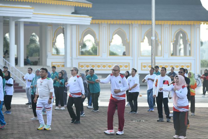 
					Pj Sekretaris Daerah Provinsi Sumatera Utara (Sumut) Muhammad Armand Effendy Pohan bersama Asisten Administrasi Umum Pemprov Sumut Lies Handayani Siregar beserta sejumlah OPD Pemprov Sumut mengikuti acara Senam Sehat bersama Aparatur Sipil Negara (ASN) Pemprov Sumut dalam rangka Peringatan Hari Bela Negara Tahun 2024 di lapangan Astaka Jalan Willem Iskandar (Pancing), Kabupaten Deliserdang, Sabtu (14/12/2024). (Dok. Diskominfo Sumut)